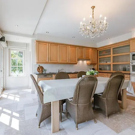 Hébergement de vacances Huswell - Authentic Serene Vacation Hideaway With Pond Harelbeke